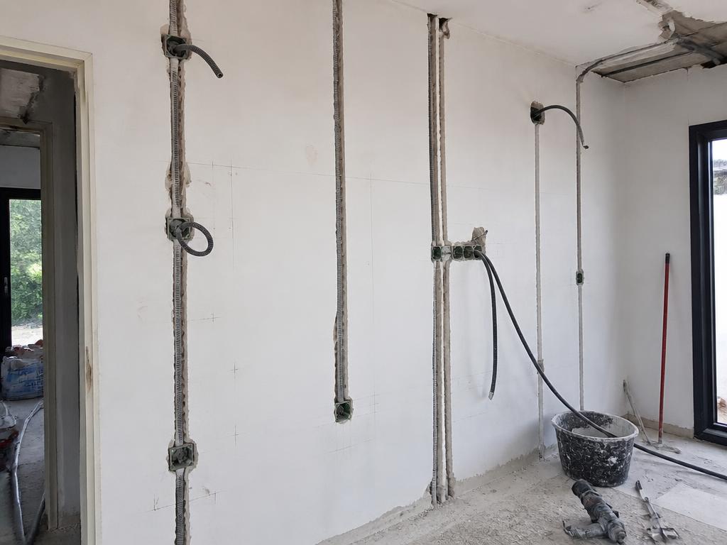 Mur avec saignées en cours de rénovation électrique